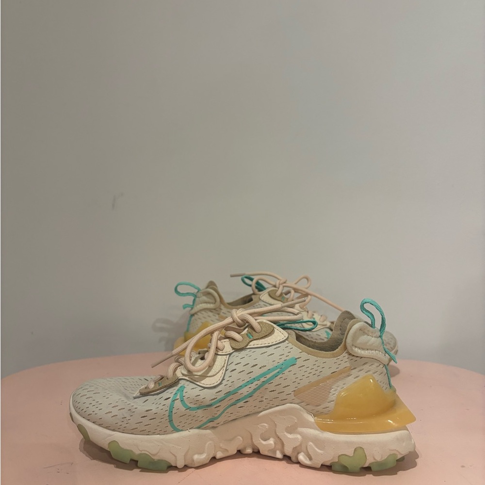 Nike - Picture 2 of 6
